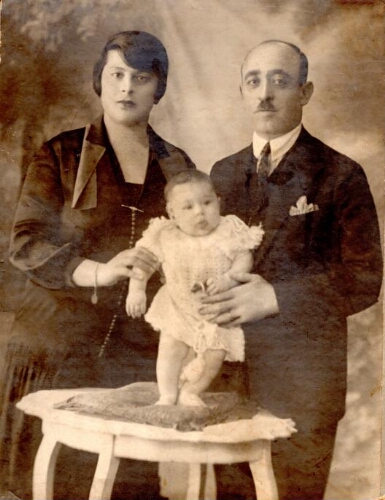 Zelda à 1 an tenue par ses parents Eliezer et Marie